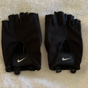 Nike Fitdry Weightlifting Gloves